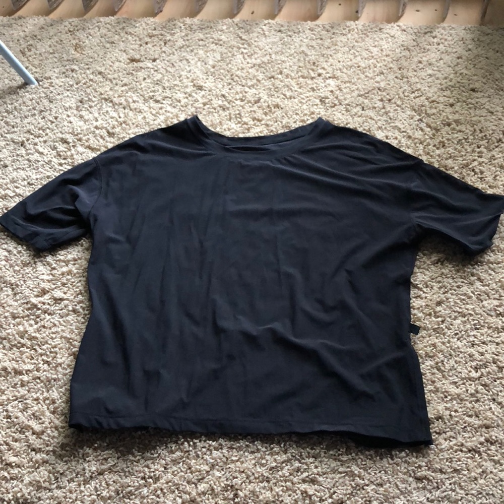 LE lululemon mesh t shirt